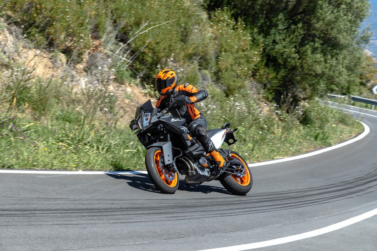 KTM 890 SMT, la prova: una nuova moto da teppisti in città!